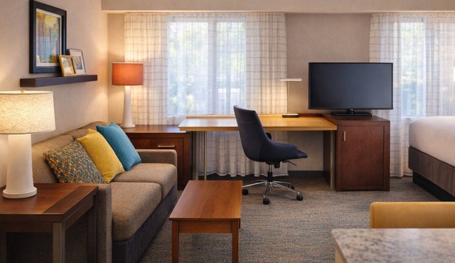 Everything You Need For The Perfect Vacation! Free Breakfast and Parking!