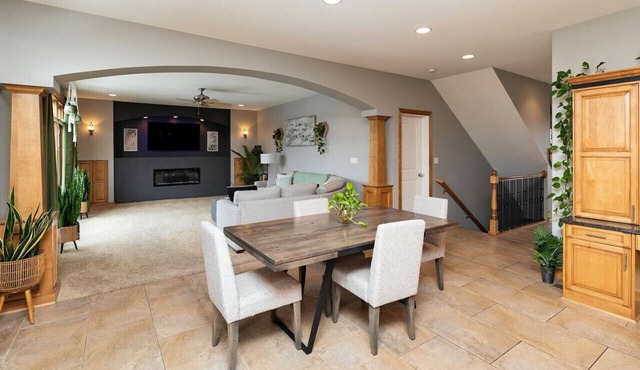 Executive Living 2min to Jordan Creek 6 bed/5 bath near Jordan Creek Mall!