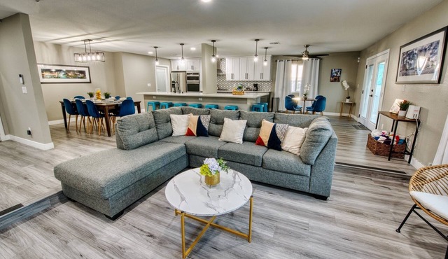 Expansive Contemporary Retreat