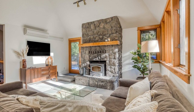 Expansive golf-view getaway with private hot tub, pool, fast WiFi & game room