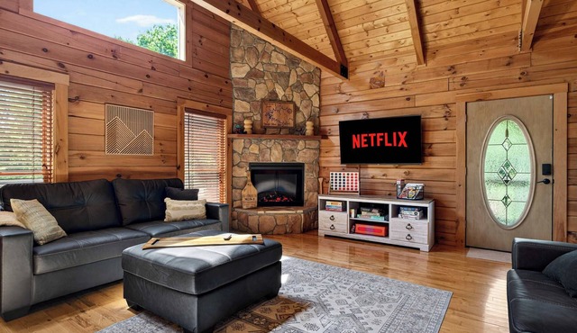 Expansive lakefront cabin with game room and yard!