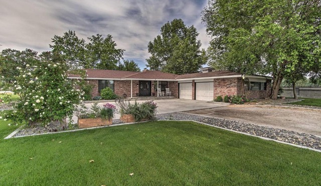 Expansive Pasco Escape with Sauna Pets Welcome