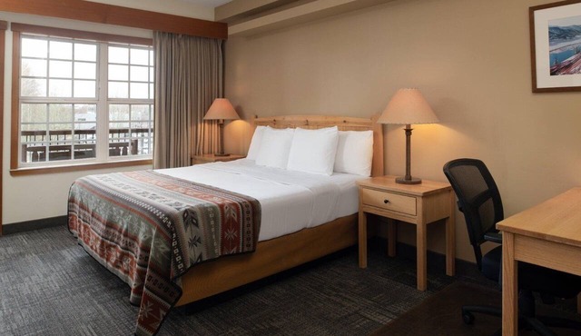 Experience Comfort at This Cozy Lodge-styled Family Room w/Balcony