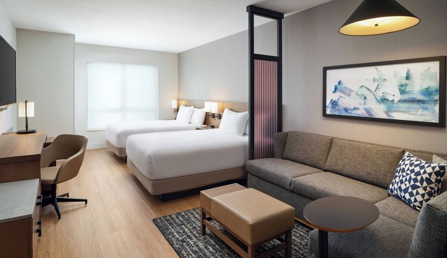 Experience Melbourne! 6 Miles Away from the Beach + Breakfast Included
