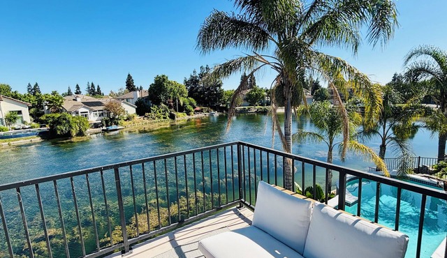Experience Serenity: Luxe 4BDR Lake House+25’ Pool