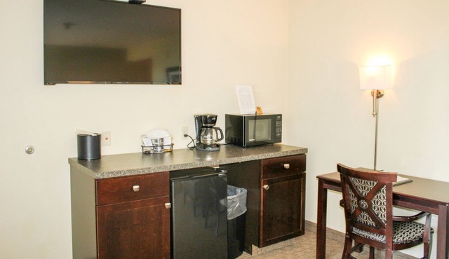Experience the beauty of Kelleys Island from the Glacier Suite 117