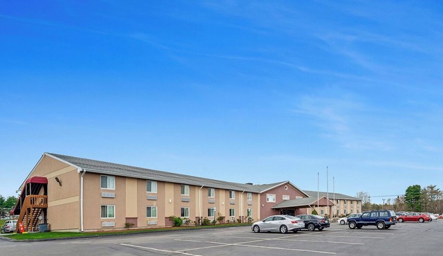 Explore Foxboro! 4 Units Near Patriot Place, with FREE Breakfast & Parking!