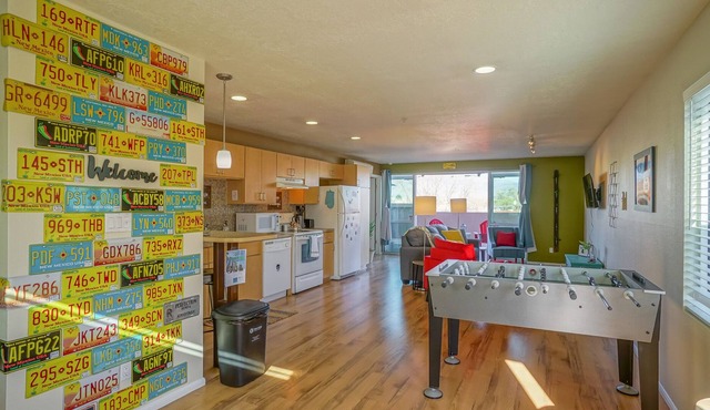 Explore NM! 2bd/2ba, walk to UNM, King bed, Balcony