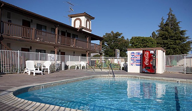 EZ 8 Motel Newark