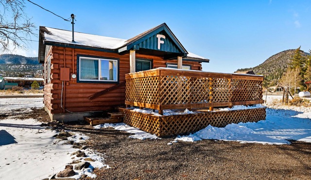 "F" Fox Cabin: Private hot tub! “F”