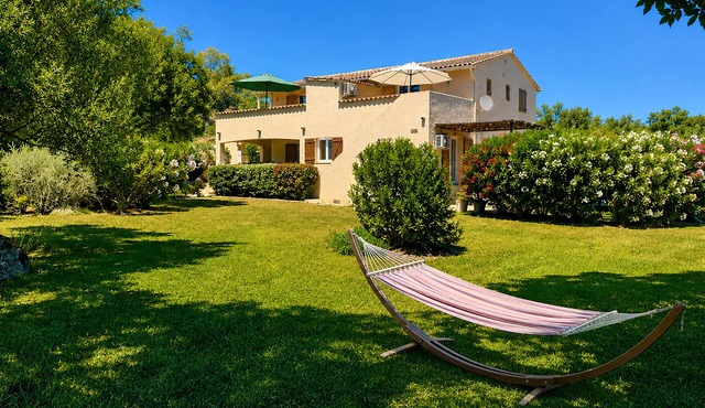 F2 for 4 people quiet with terrace and large garden, Clim. Wireless.