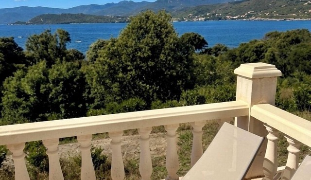 F3 in very quiet villa, large terrace with sea view, beach 5 minutes away on foot