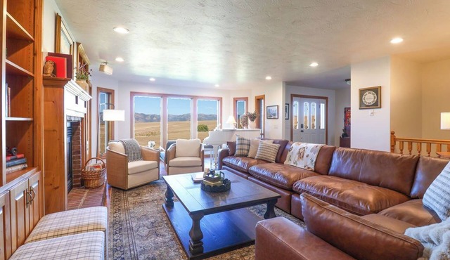 Fabulous 6-bedroom farmhouse in charming Ririe, perfect for groups!
