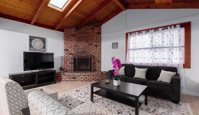 Fabulous 6BR Retreat with AC -Ideal for Families & Large Groups”
