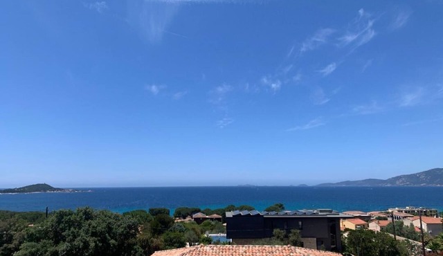 Family apartment with sea view 500m from the sea