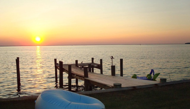 Family Friendly Cottage - Waterfront. Spectacular Sunsets over Chesapeake Bay