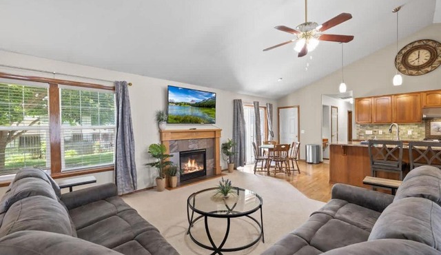 Family Home With Pool Table - Fall Weekly Savings
