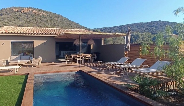 Family house "2025" sleeps 6, private pool & close to beaches