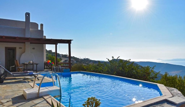 Family house with a swimming pool 5 minutes from Ioulida