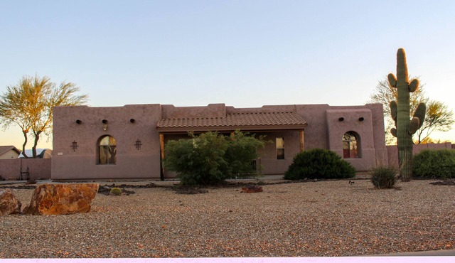 Family Oasis: Pool, Jacuzzi, 5 BR, Basketball Court & Desert Access!