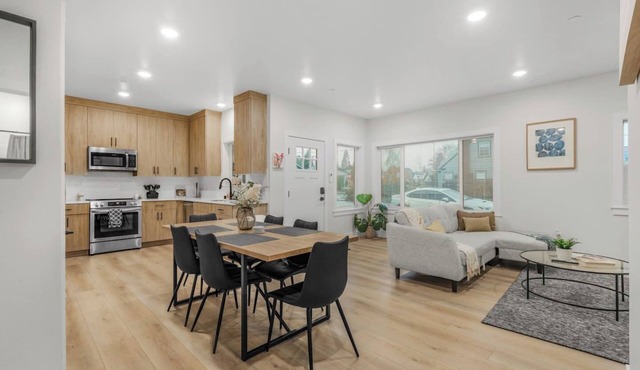 Family Vacation Getaway - Lovely Downtown Home