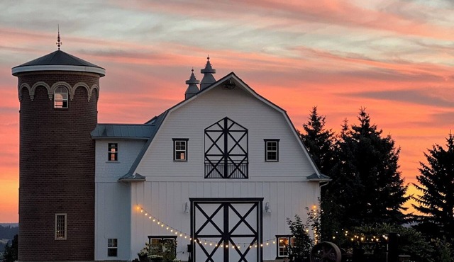 Famous tranquil GreenBluff barn on 10 acres, huge views, north Spokane