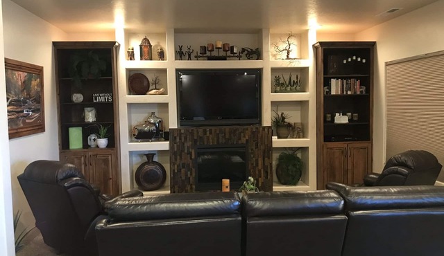 FANTASTIC UNOBSTRUCTED VIEW OF PINE MTN & QUIET GET-AWAY FOR MATURE COUPLES.