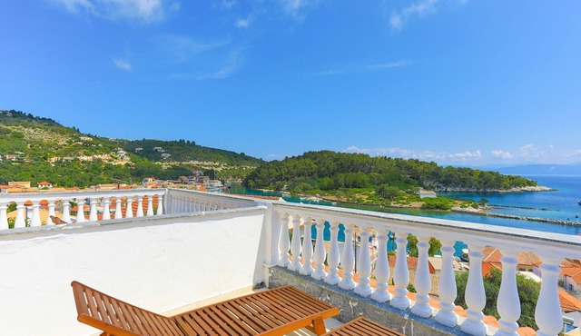 Faros Dio: Gaios studio, sea views, private sun-loungers