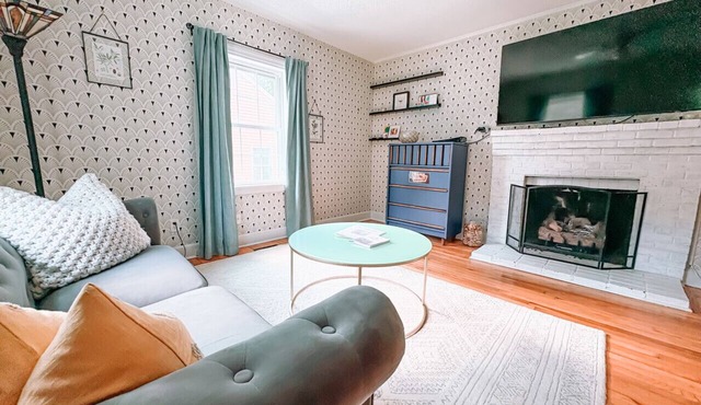 Fenced Backyard- Family Games- Playstation 5! - Close to Downtown