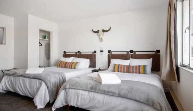 Fillmore Lodge: Comfortable 2 Double Queens Room