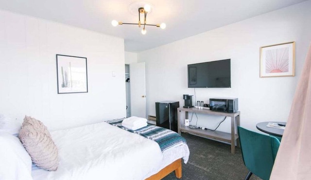 Fillmore Lodge:Comfortable Queen Room - Best Price