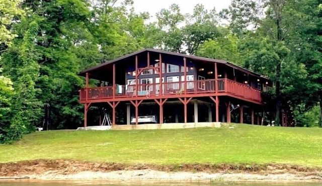 "Firefly on the Current" Gorgeous Riverfront Modern Cabin on Current River