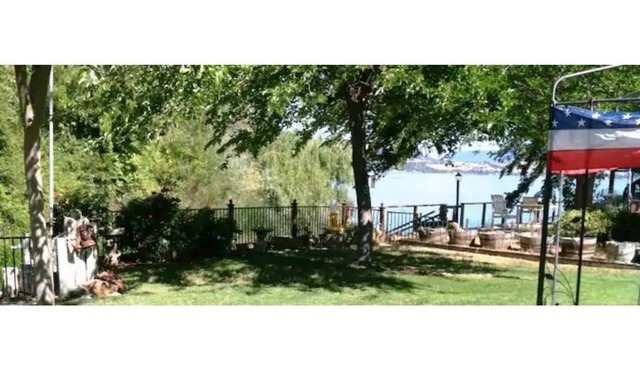 Firepit, Clearlake, Lakeport CA, King bed Waterfront boat/dock Fishing.