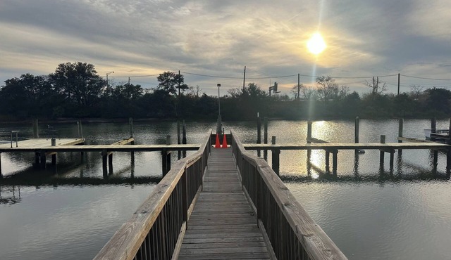 FISHERMEN - Beautiful 2-bedroom condo with a private dock in Norfolk.