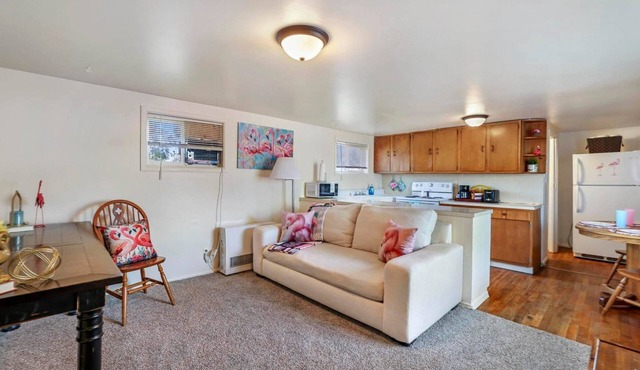 Flamingo Hideaway 1-Bed Suite Near Downtown