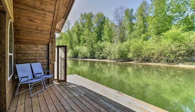 Floating Home on Columbia River w/Provided Kayaks