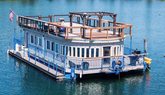 FLOATING HOUSE on Flathead Lake, kayaks, rooftop decks, watercraft rentals!