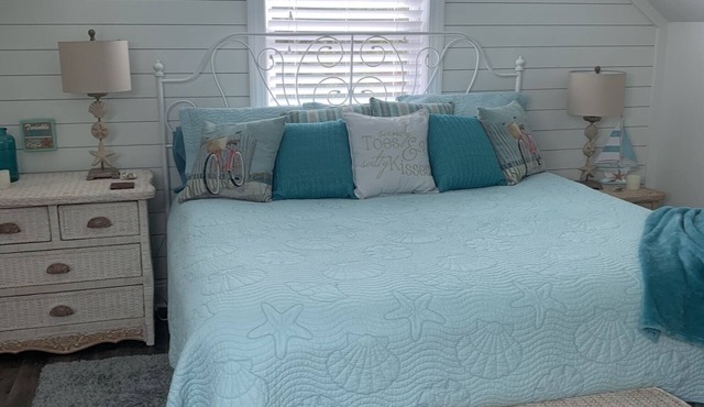 Flowertown Cottage (4 Bed, 3.5 Bath, Full Kitchen, Living, Dining, Laundry)