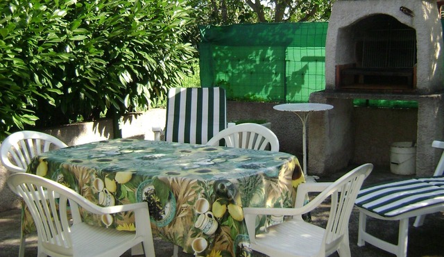For a peaceful vacation between sea and mountains, fig and olive trees.