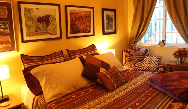 for animal lovers - cute, little Bunkhouse attached to the horse barn