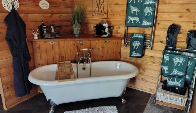 Forest Cabin Retreat-Sleeps 2-Garden, Wifi, Trails