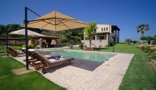 Four-Bedroom Private Family Villa with Pool, 400m from the Beach. Villa Russelia