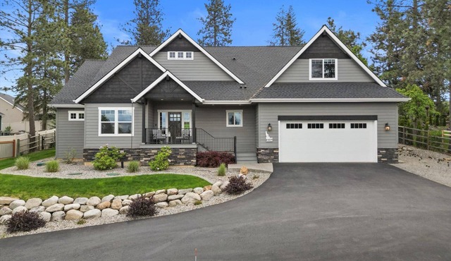 Four Bedroom Retreat Near Hayden Lake: Game Room, Family Fun
