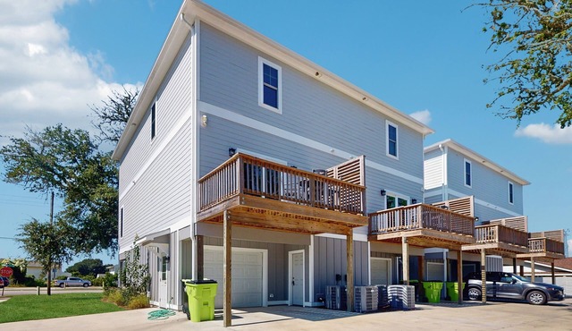 Four townhomes - heart of the city - elevator, balconies, fast WiFi, central AC