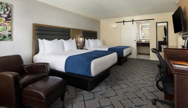 Free Local Shuttle to Old Town Scottsdale, Fashion Square Mall, Camelback