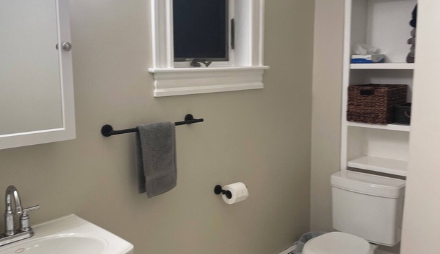 Full 2 bedroom apt in beautiful Warren RI Floor 2