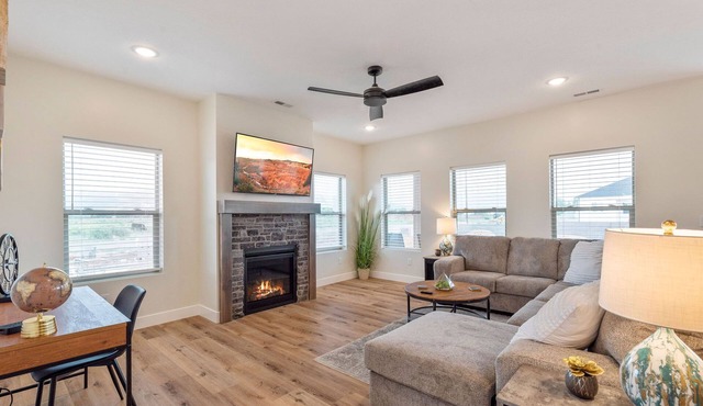 Fully Fenced Yard-Dog Friendly | 2 King | 4 Twin | Summer Games!