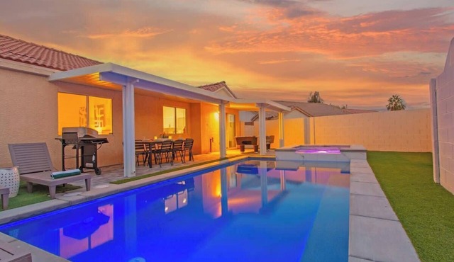 Fun 6-Bedroom Getaway with Pool,Pool Table & more!