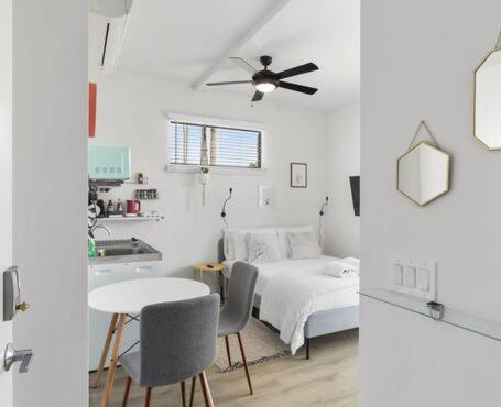 Funky Scottsdale Modern Micro Studio - Walk to OT