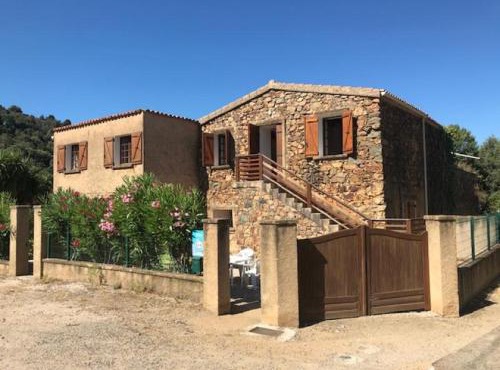 Gîte en pierres locales